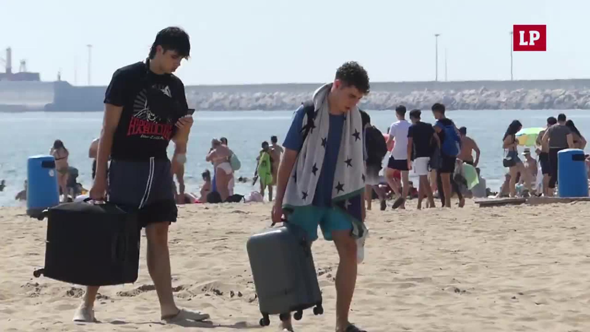 La playa de la Malvarrosa de Valencia se llena de bañistas