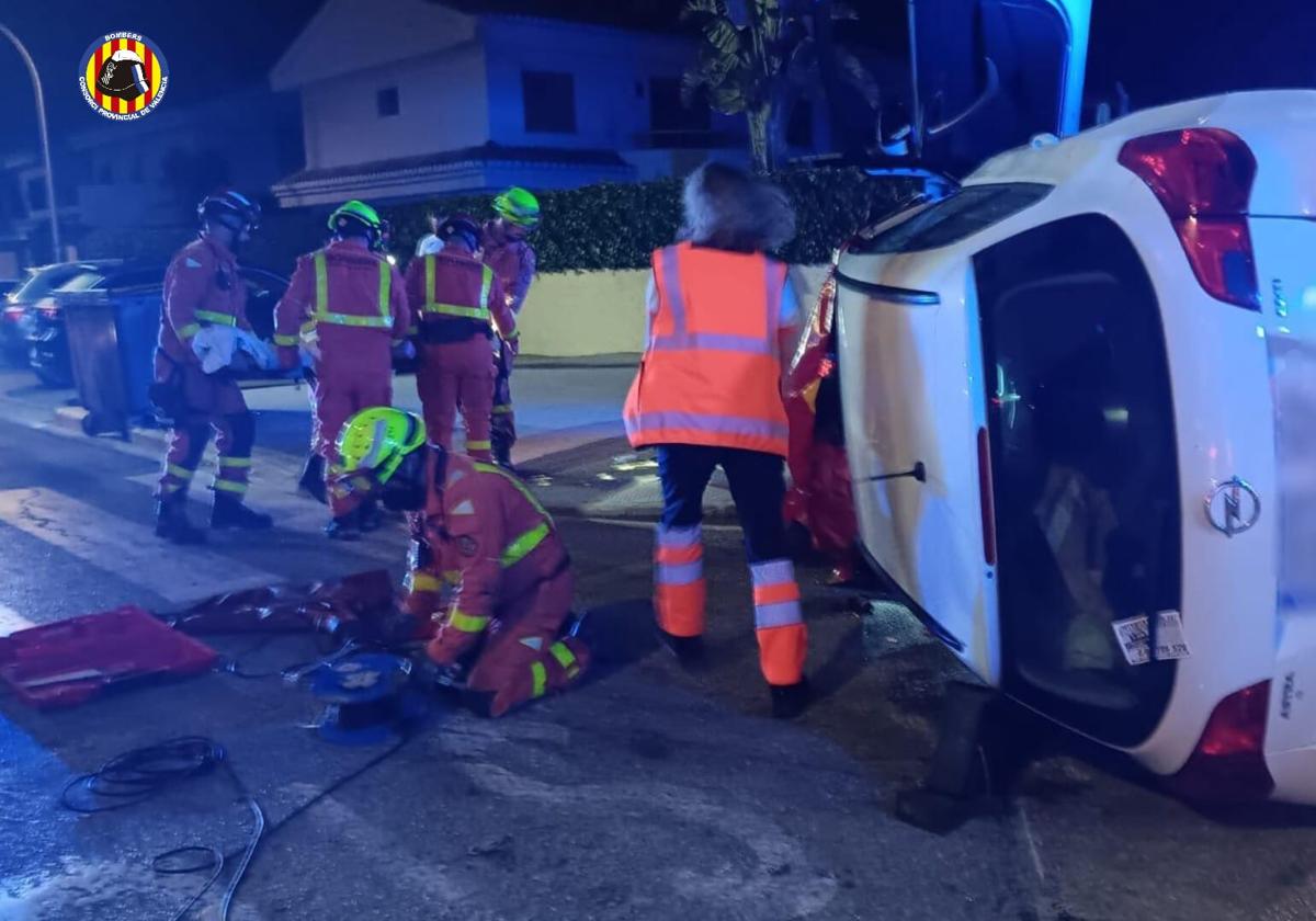 El coche siniestrado en Puebla de Farnals.