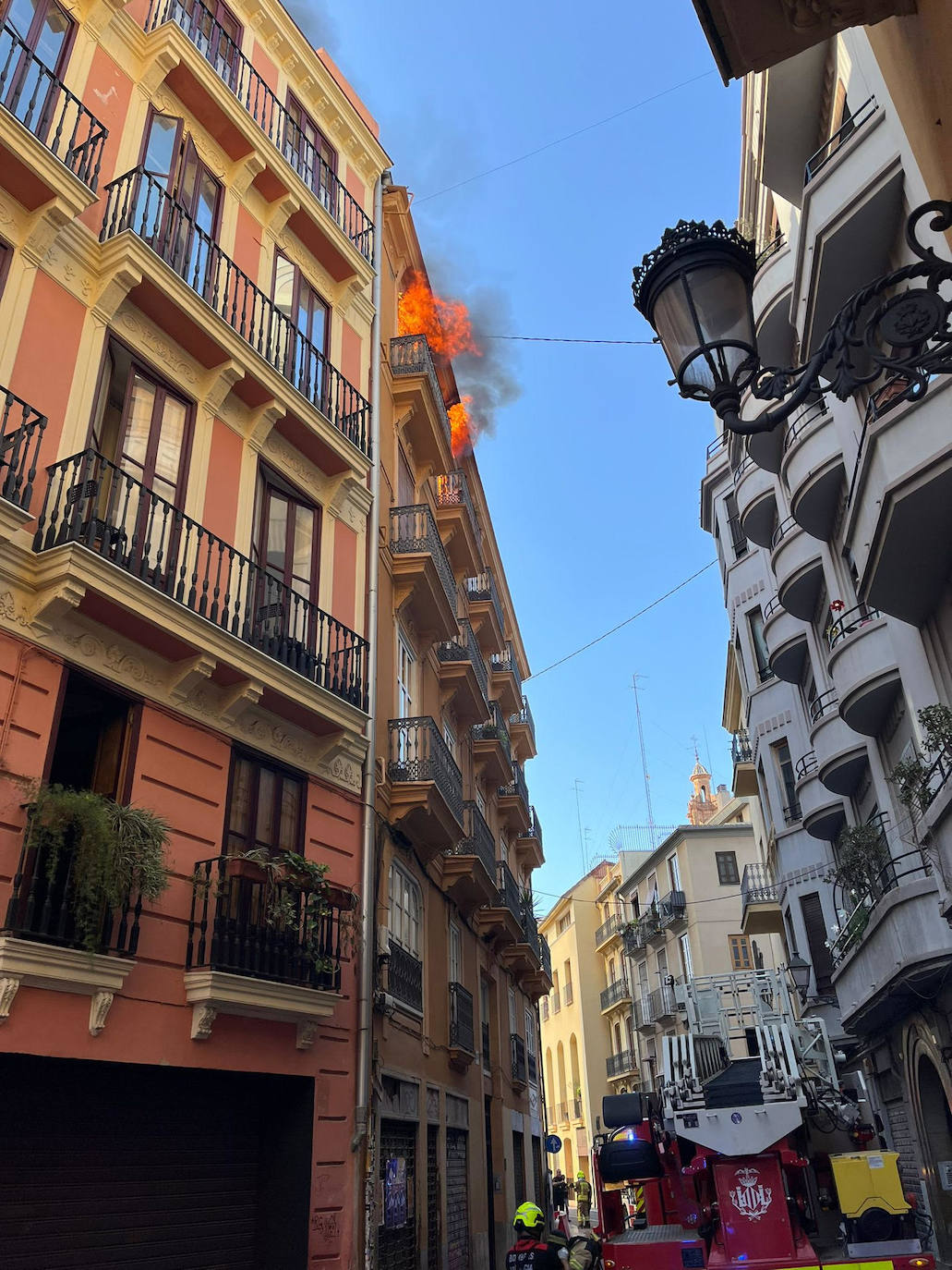 Fotos: un incendio en la calle Santa Teresa de Valencia obliga a evacuar a los vecinos