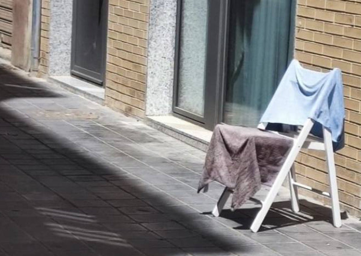 Imagen secundaria 1 - Tendederos de ropa frente a la puerta de pisos turísticos en las calles Ruaya, Esteve Victoria y Manuela Estellés.