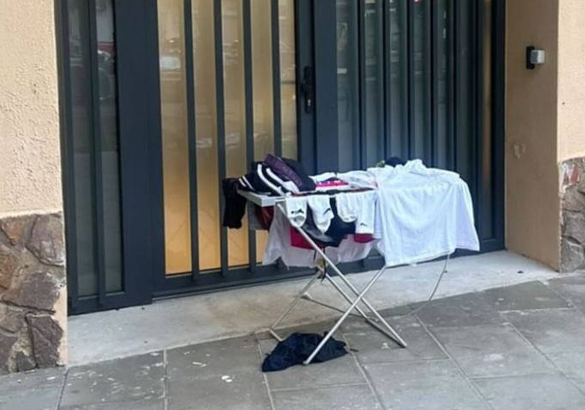 Imagen principal - Tendederos de ropa frente a la puerta de pisos turísticos en las calles Ruaya, Esteve Victoria y Manuela Estellés.