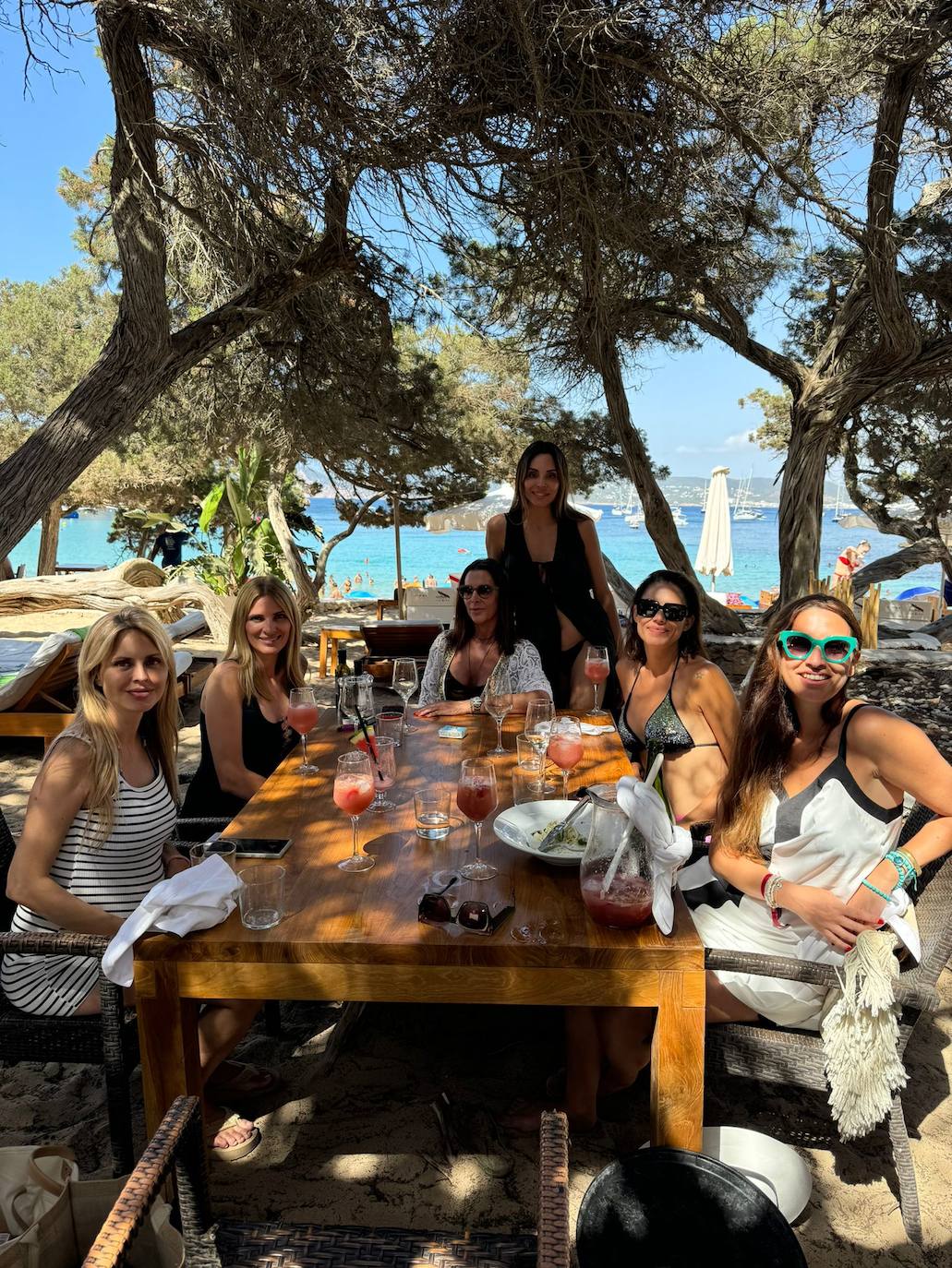 Ayola Molina, Lucía Aparicio, Cary Fragueiro, Vicen Fernández, Arantxa Espinosa y Zazu Amoedo en Formentera.