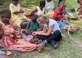 Maribel Vilaplana, con unos niños en un poblado de Uganda.