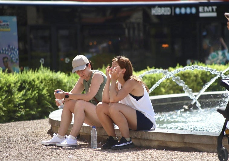 Las fuentes de la ciudad de Valencia se convierten en la alternativa para refrescarse en los días de mucho calor.