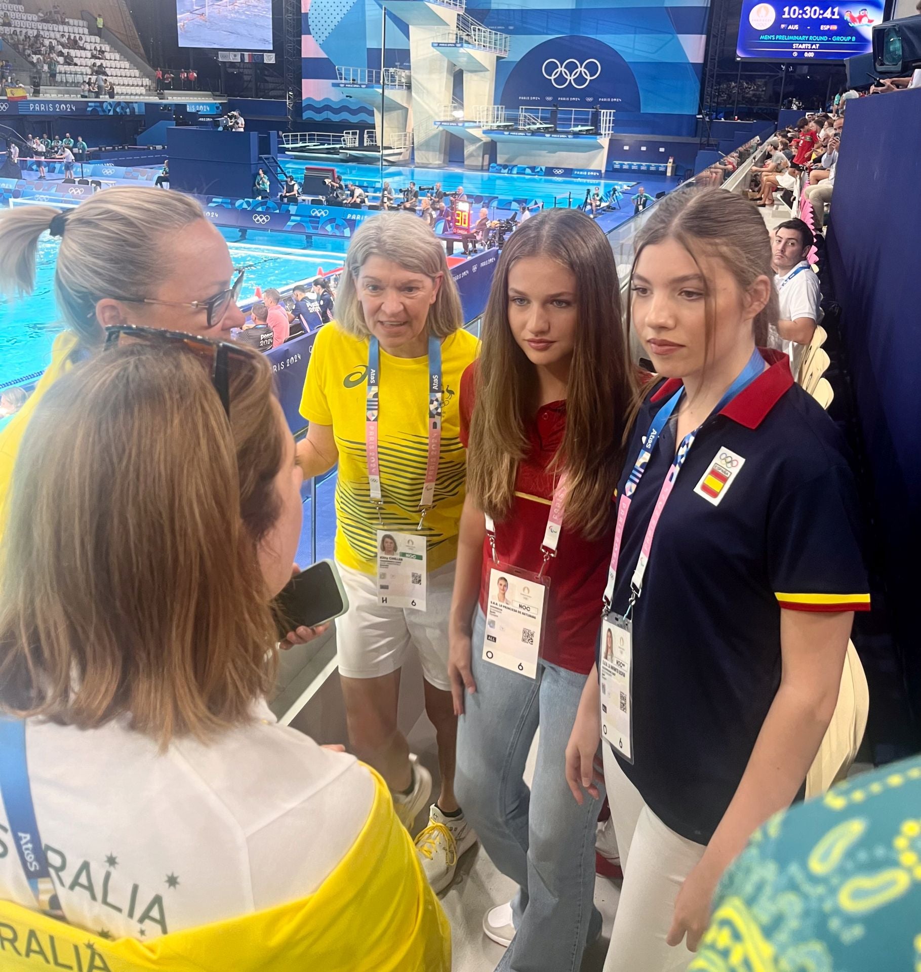 Leonor y Sofía vibran con la selección de waterpolo en su segundo día en los Juegos Olímpicos