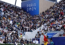 Las gradas llenas de público para ver a Carlos Alcaraz y Rafa Nadal en los Juegos Olímpicos de París 2024.