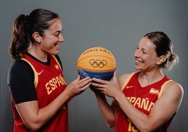 Vega Gimeno junto a Sandra Ygueravide posan con la pelota de los Juegos Olímpicos