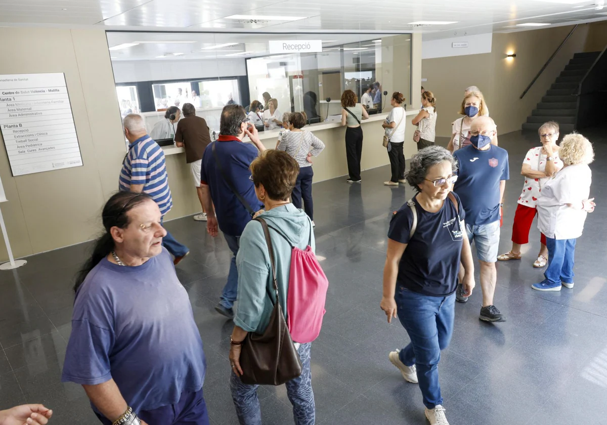 Sanidad prepara un decreto para desatascar los centros de salud valencianos y restar trámites a los médicos 