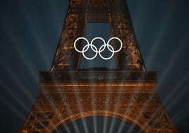 Vista de los aros olímpicos en la Torre Eiffel durante la ceremonia de inauguración.