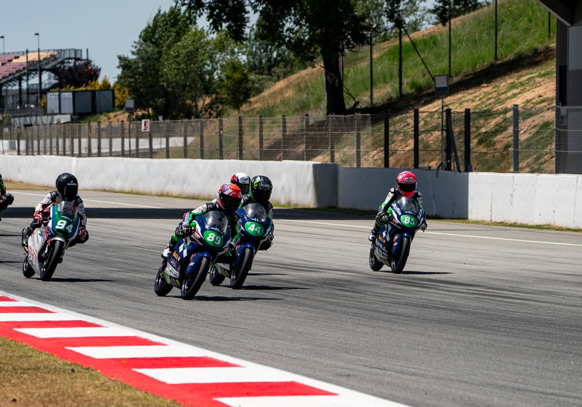 Enzo Zaragoza (85) tratando de adelantar en la carrera del domingo