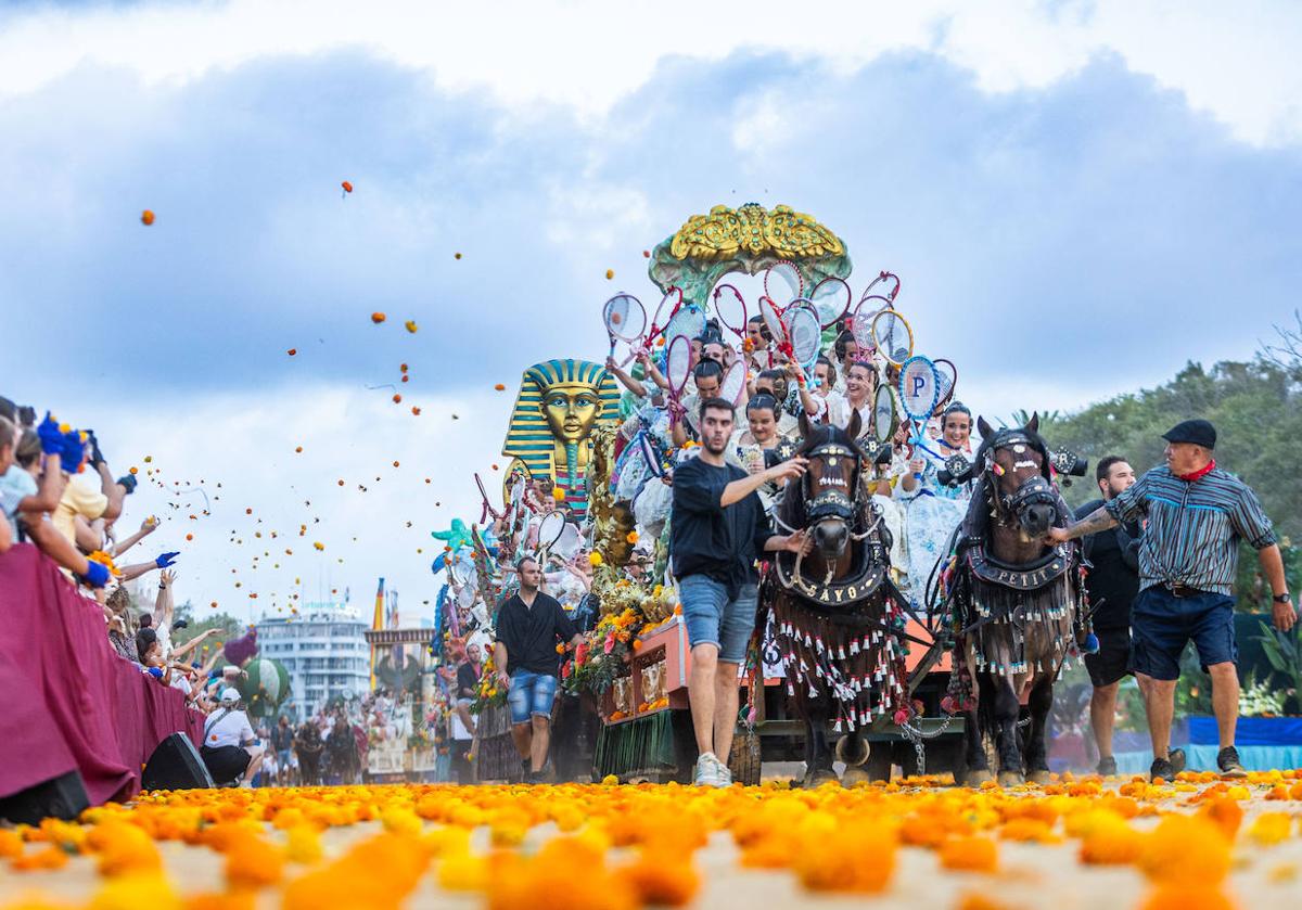 Varias carrozas desfilan en la Batalla de Flores celebrada este domingo.