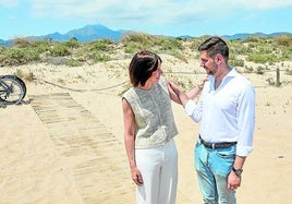 Diana Morant, con el alcalde de Gandia, el jueves en la Platja de l'Auir,