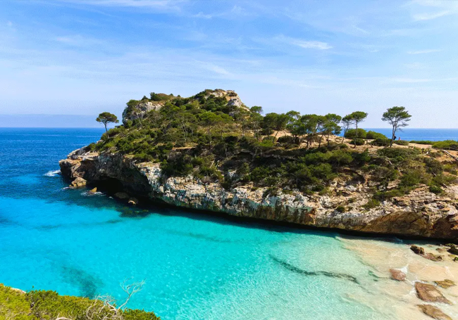 El mar tranquilo en Caló des Moro.