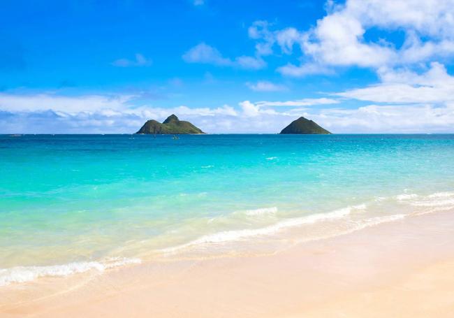 La playa Lanikai con las islas gemelas acompañando al paisaje.