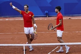 Nadal y Alcaraz celebran su victoria ante los holandeses.