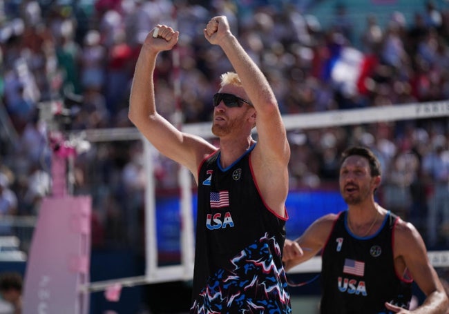 Budinger celebra su victoria ante la pareja francesa.