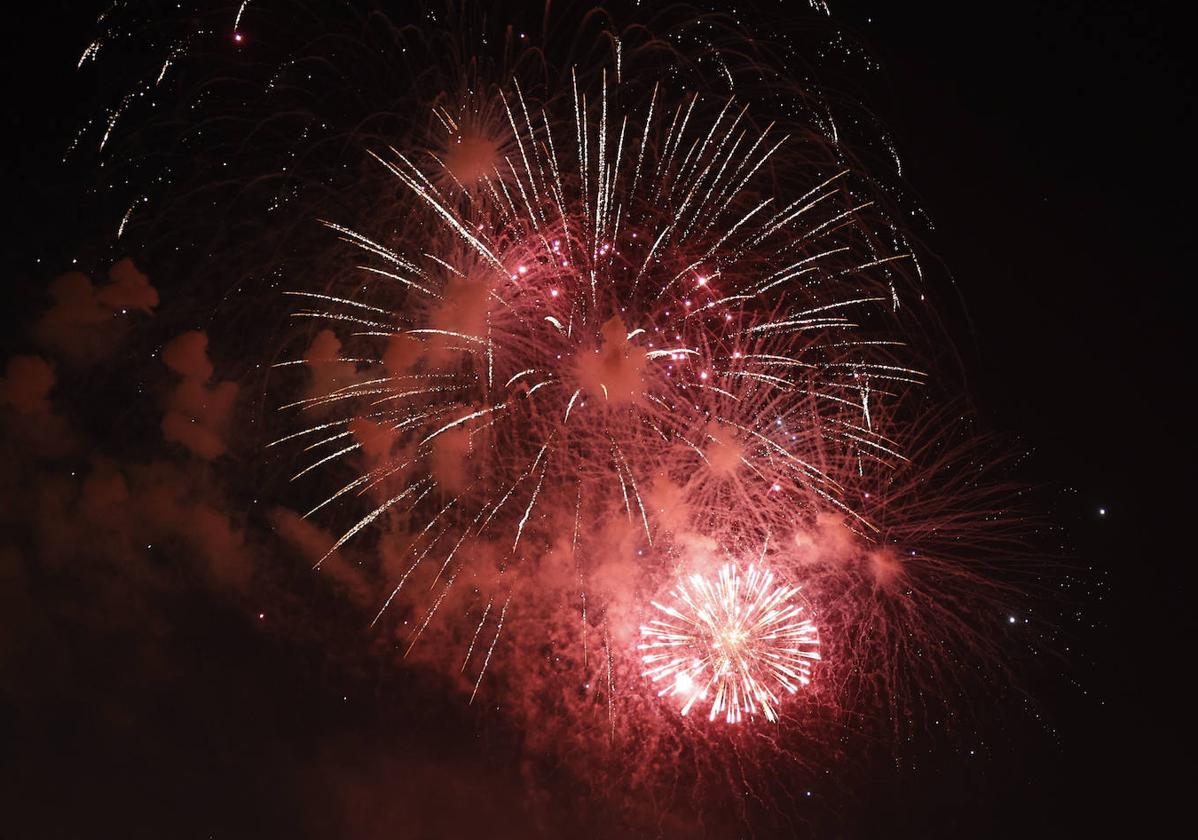 Castillo de fuegos artificiales en el Palau de les Arts.