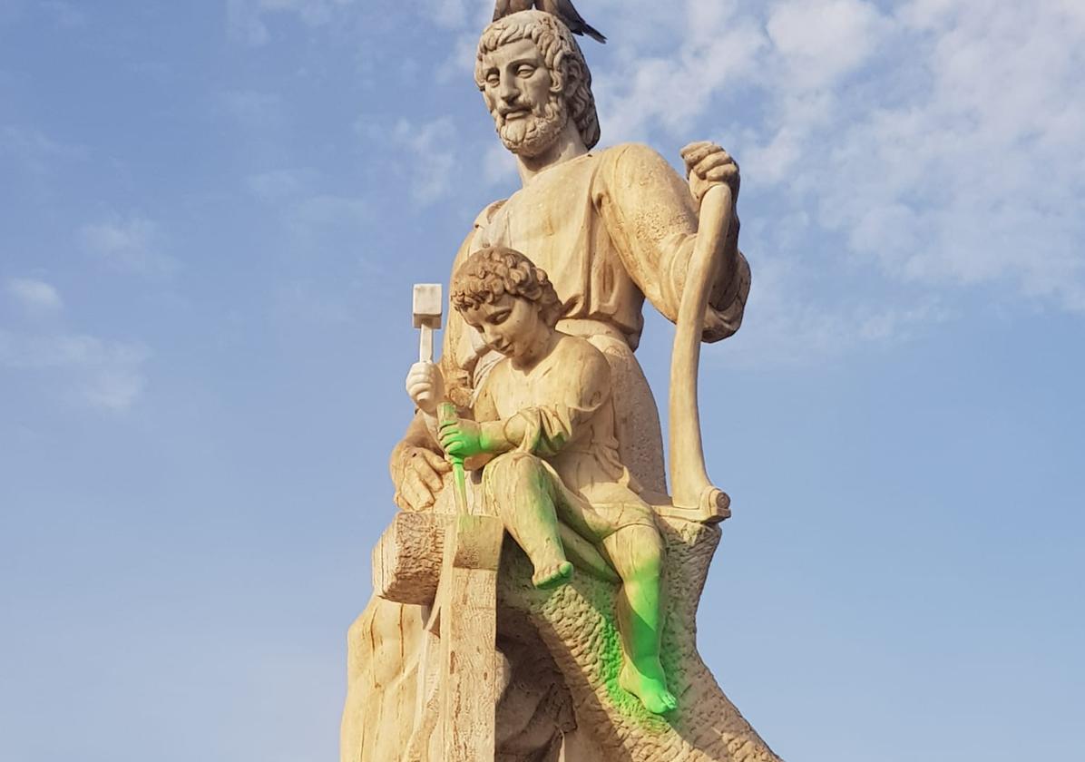 La figura del puente de San José, pintada con graffiti en un nuevo acto vandálico en Valencia 