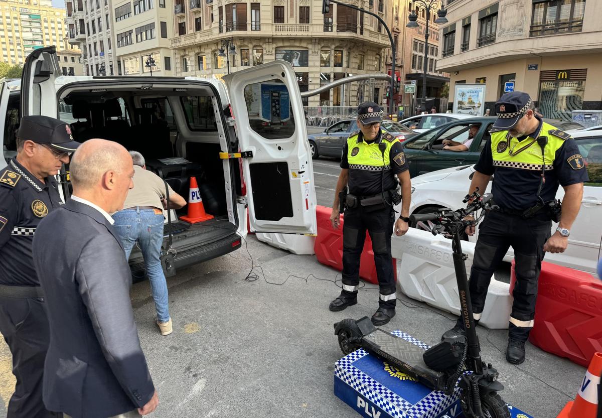 Así es la máquina para detectar los patinetes trucados en Valencia