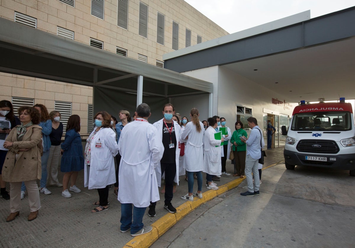 Concentración de trabajadores a las puertas del hospital de Alzira.