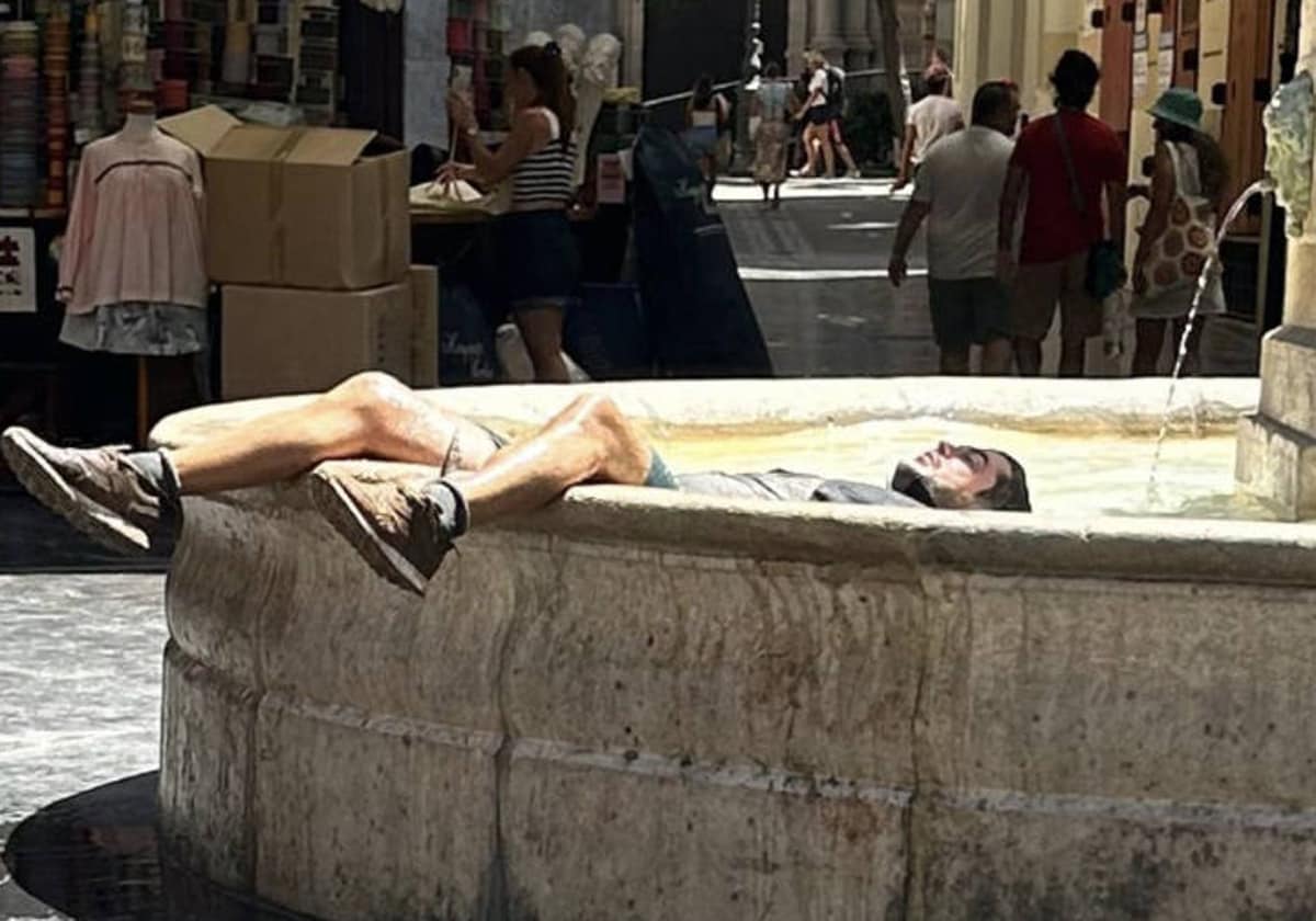 Los comerciantes del centro de Valencia denuncian el baño en la fuente de la plaza Redonda 