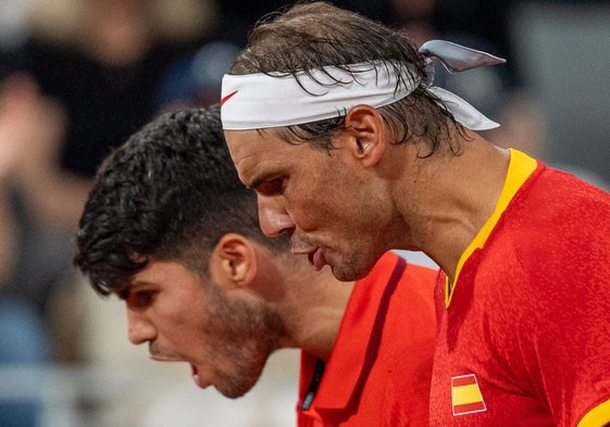 Alcaraz y Nadal celebran efusivamente un punto en su primer partido de dobles de los Juegos