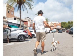 Vecino de Paterna paseando con su perro.