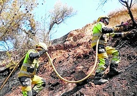 Los bomberos trabajan en el incendio de Benasau.
