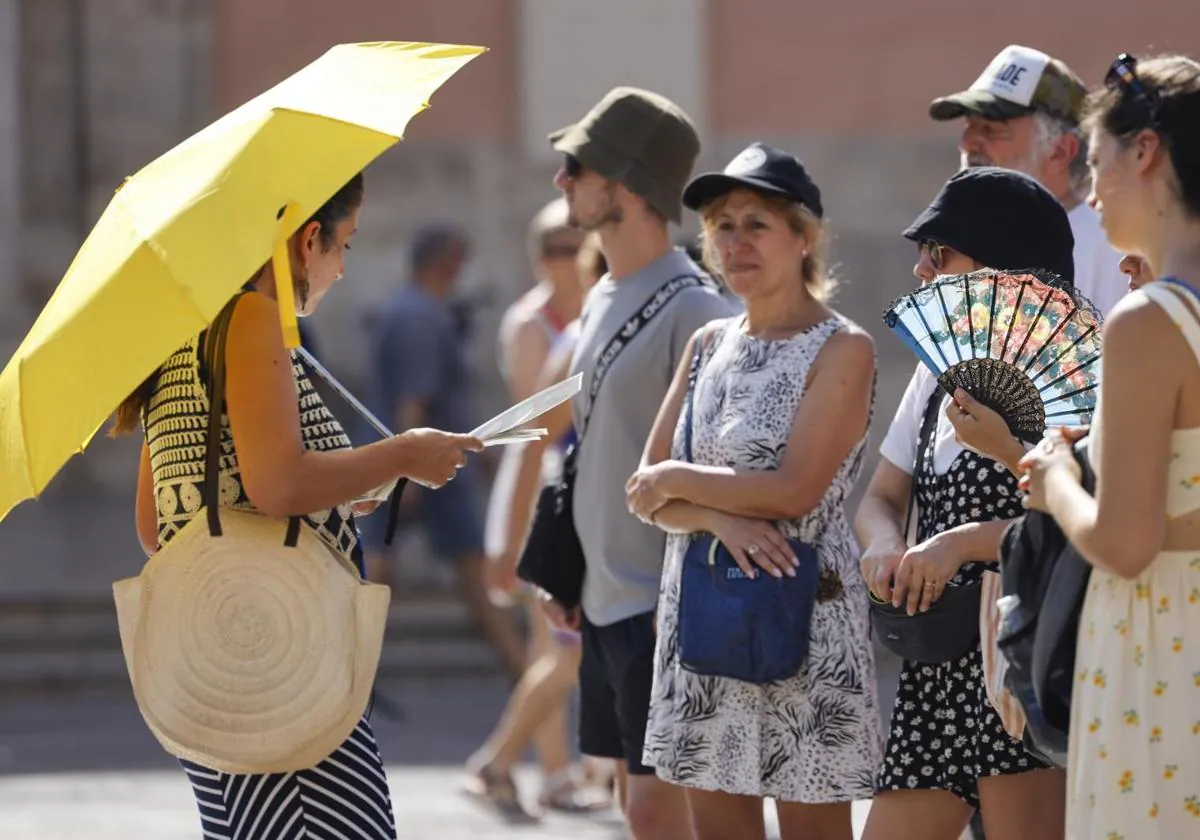 Aemet activa este jueves una doble alerta naranja en la Comunitat por calor y anticipa la llegada de chubascos y tormentas 