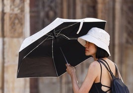 Una mujer se protege del sol en Valencia, este miércoles 31 de julio.