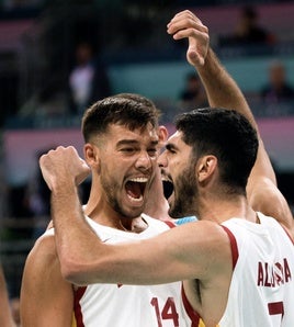 Willy Hernangómez y Santi Aldama celebran la victoria ante Grecia.