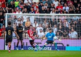 El portero macedonio haciendo una parada durante el amistoso frente al PSV.