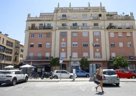 Un edificio en Ciutat Vella donde conviven vecinos y turistas.