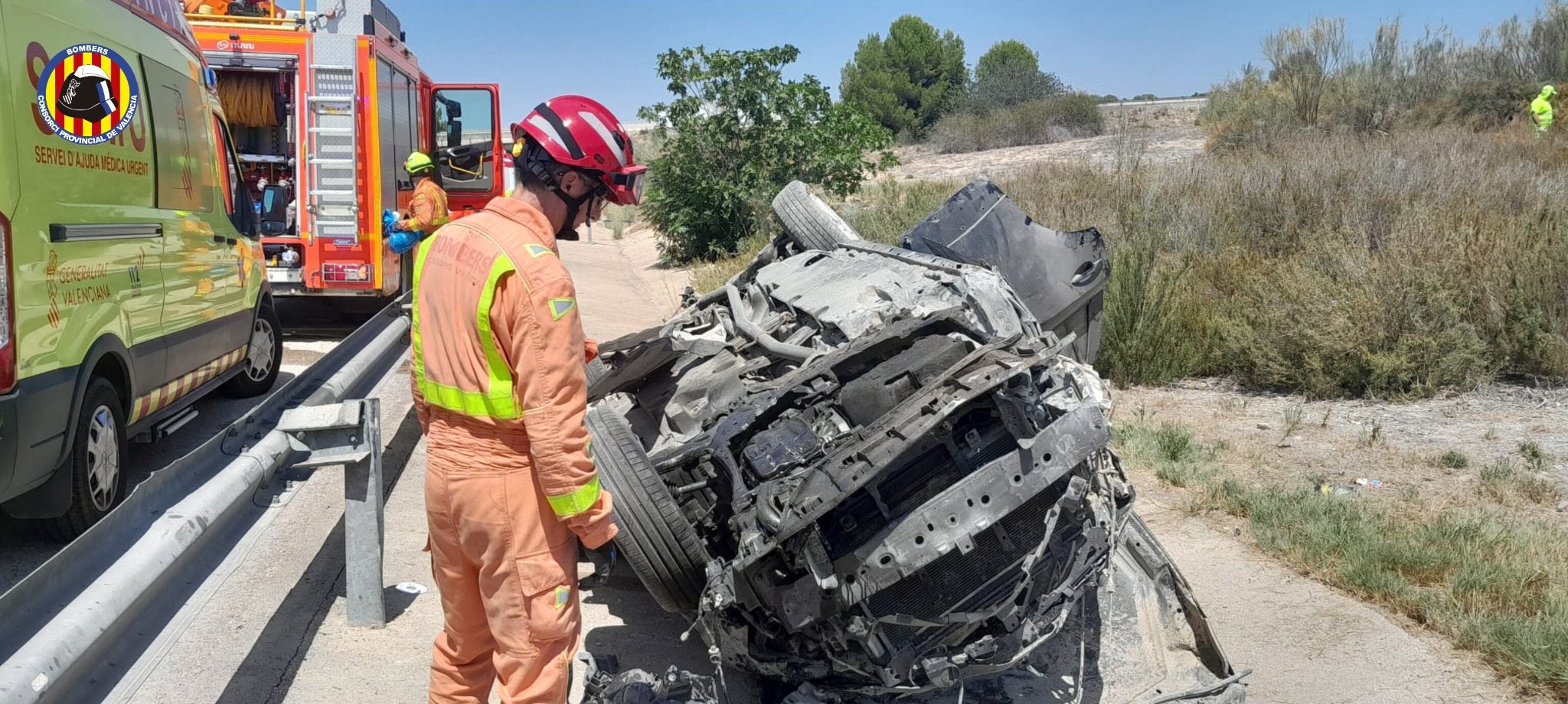 Los bomberos tuvieron que excarcerlar al hombre del vehículo que quedó totalmente destrozado.