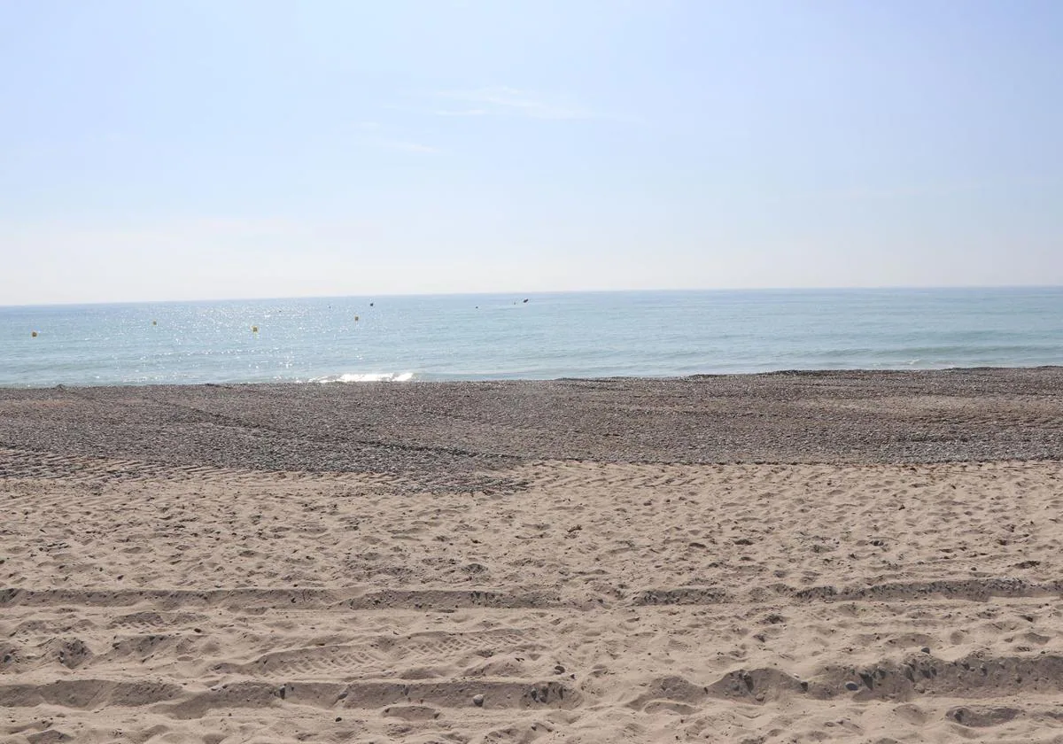 Sagunto prohíbe el baño en la playa de Almardá por el mal estado del agua 