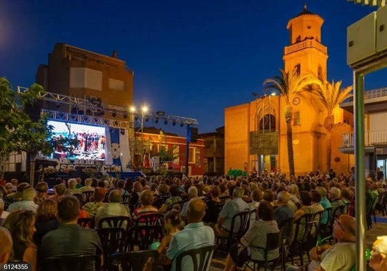 Celebración del 38 aniversario de la independencia con Orihuela.