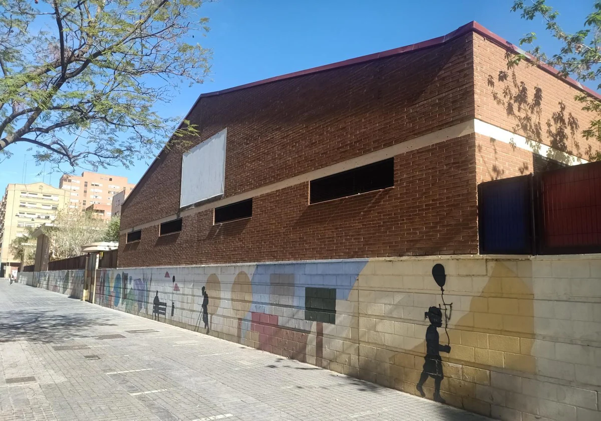 El Ayuntamiento de Valencia aísla del calor con pintura térmica el gimnasio y el lucernario del colegio Profesor Santiago Grisolía 