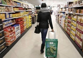 Una mujer hace la compra en un supermercado.