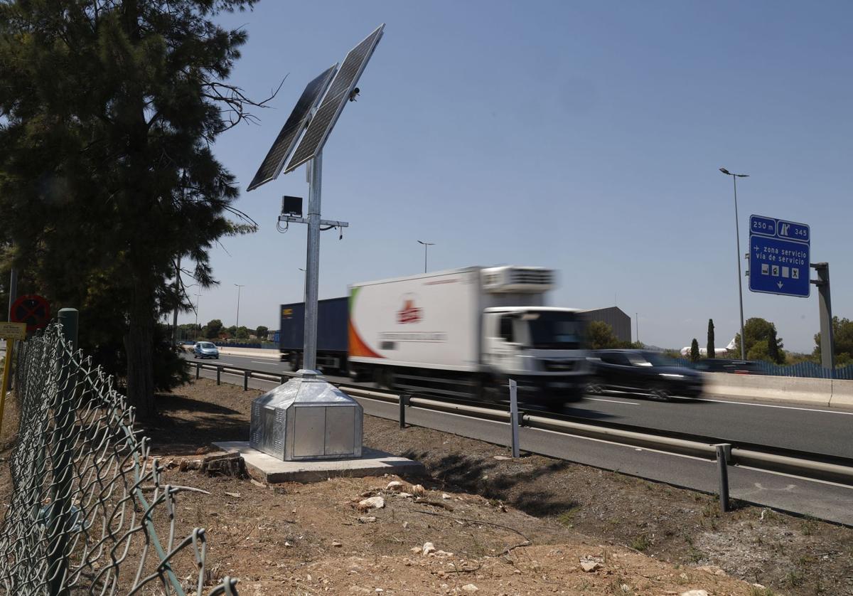 Un radar de tramo de la DGT en la carrtera A-3, a la altura de Aldaia.