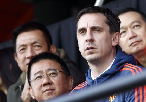 De izquierda a derecha, Peter Lim, Kim Koh y Gary Neville, durante un partido.