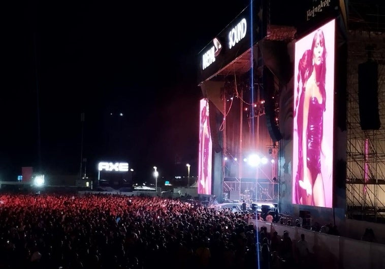 Aitana sobre el escenario del Arenal Sound.