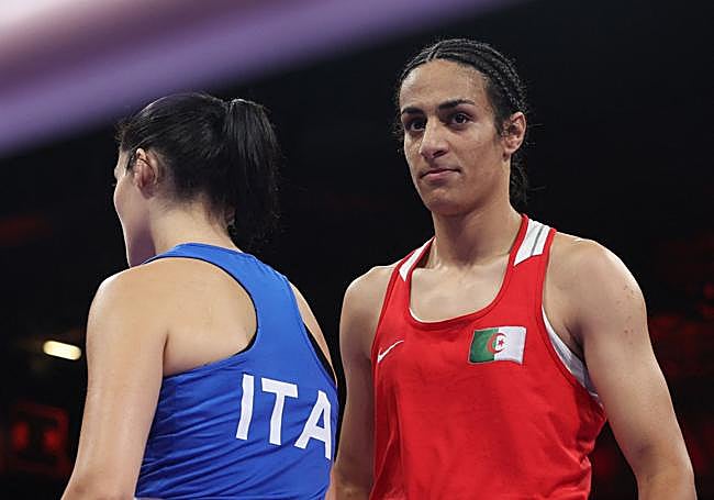 Imane Khelif, de rojo, en su combate ante la italiana Angela Carini.