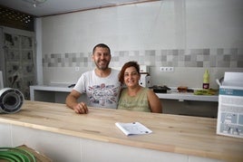 Alessandro Barbo y Alexandra Bitez, en las obras de refrma para reabrir su pizzería 'La Princesa', en el Cabanyal.