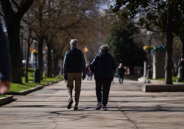 Dos jubilados pasean por la calle en una imagen de archivo.