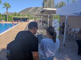 Punto de información instalado en la piscina.