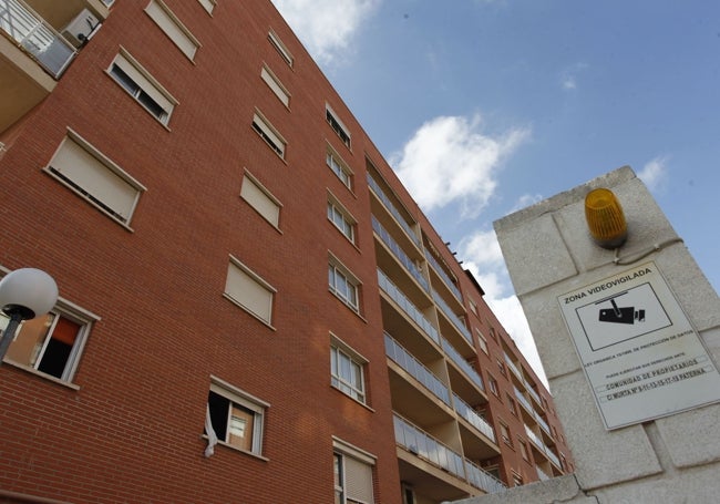 Anuncio de videovigilancia en un edificio de Valterna, en Paterna.