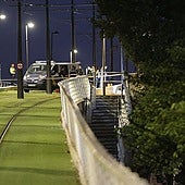 Agentes de la Policía Nacional trabajan en el puente de las Moreras tras el suceso.