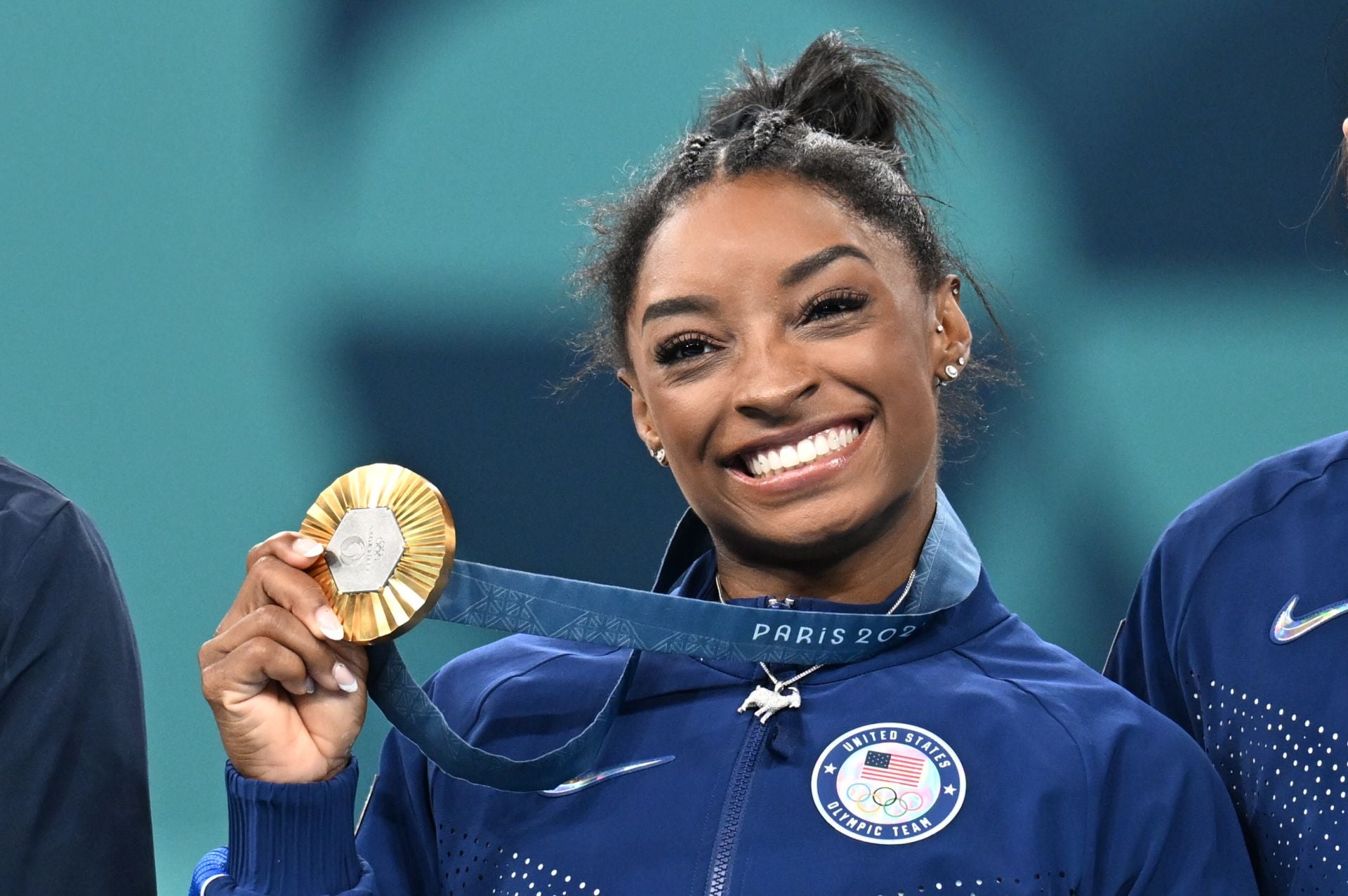 Biles, recogiendo su medalla de oro