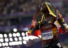 El atleta celebrando su victoria en los 10.000m