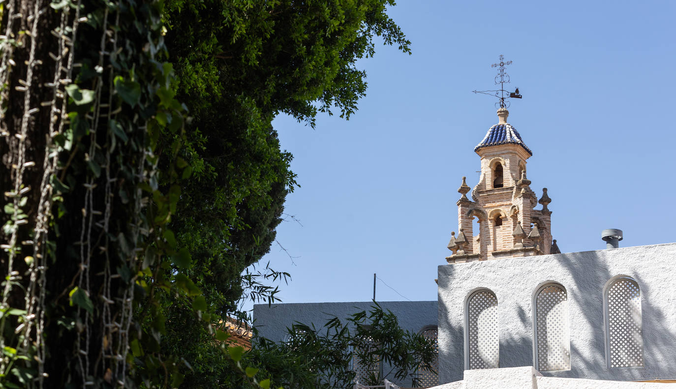 Desde el jardín de la vivienda se aprecia la iglesia de Beniarbeig. Cuando llegan invitados, Mayrén da una donación al cura para que toque las campanas.